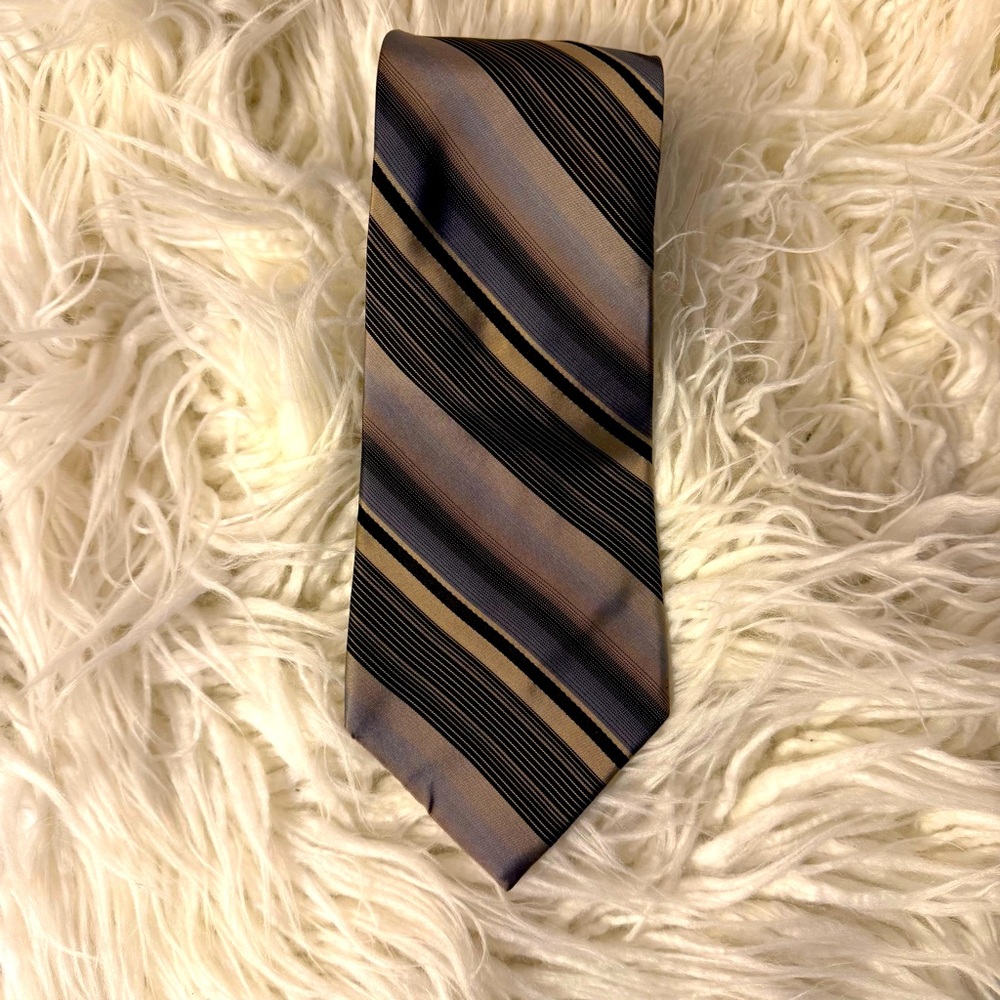 33.  No Name Brand 100% Silk Tie